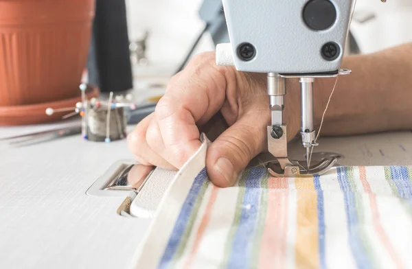 Mujer trabajando en la máquina de coser —  Fotos de Stock