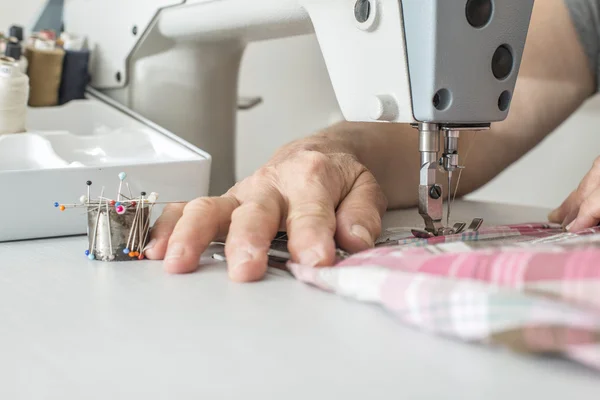 Woman working on sewing machine — Stock Photo, Image