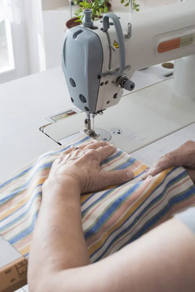 Vrouw naaien op de naaimachine — Stockfoto