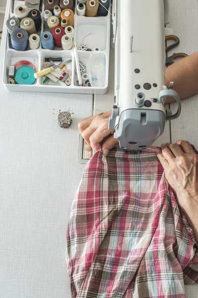 Femme travaillant sur la machine à coudre — Photo