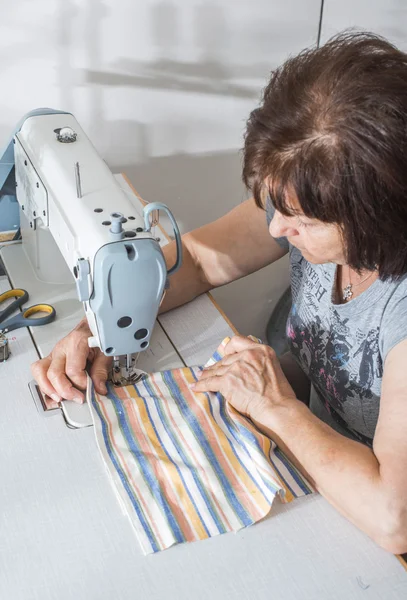 Mulher costurar na máquina de costura — Fotografia de Stock