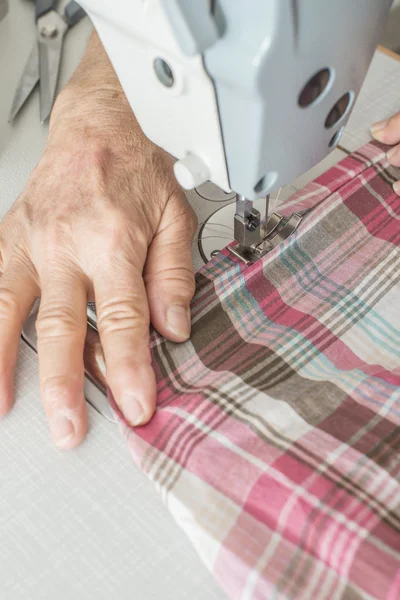 Жінка працює на швейній машині — стокове фото