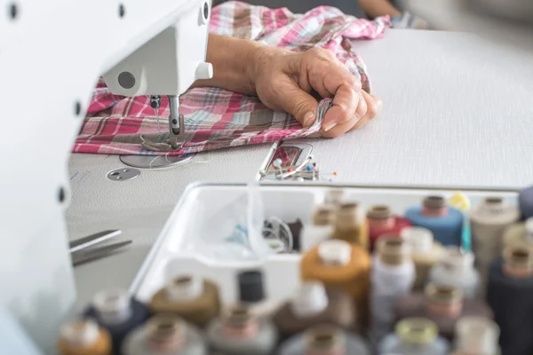 Mujer trabajando en la máquina de coser — Foto de Stock