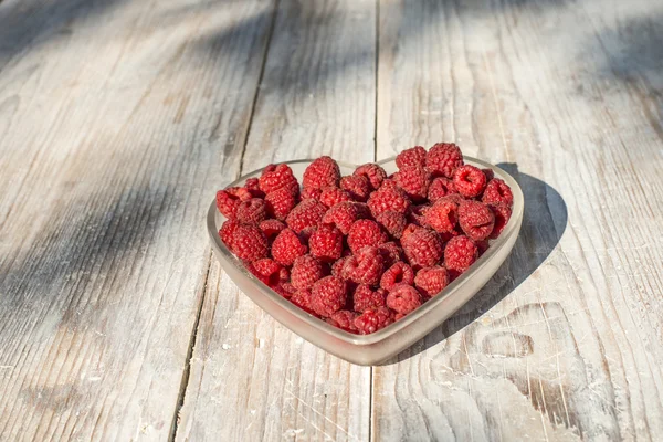 Himbeeren in Schale auf Holz — Stockfoto