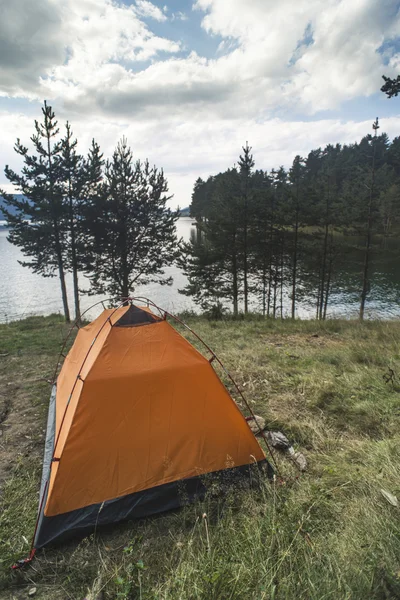 Tält framför berget dam — Stockfoto