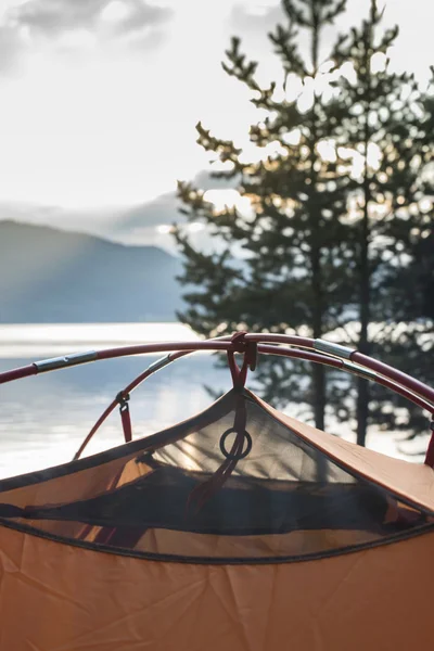 Tent tegenover berg dam — Stockfoto