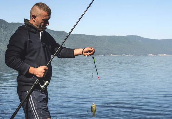 Pescador pegou um peixe — Fotografia de Stock