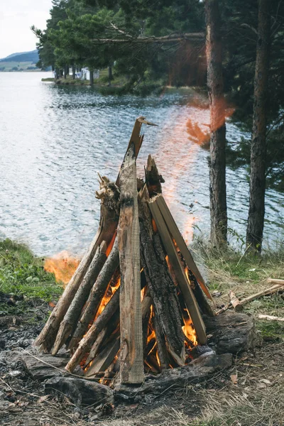 Feu près de l'eau dans la nature — Photo