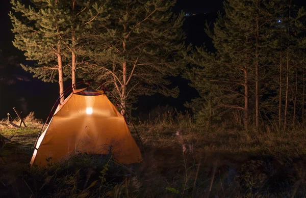 Апельсиновая палатка в лесу — стоковое фото