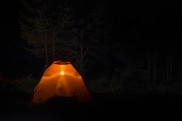 Éjjel Erdőben Narancs Sátor — Stock Fotó