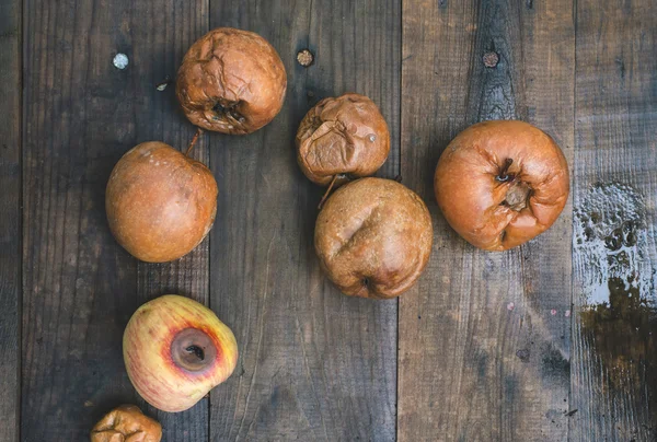 Rotte appels op hout — Stockfoto