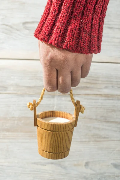 Mão segurando pequena caneca de leite — Fotografia de Stock