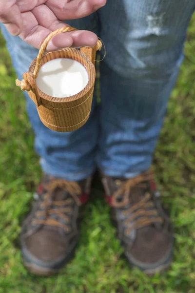 Mulher segurando caneca de leite — Fotografia de Stock