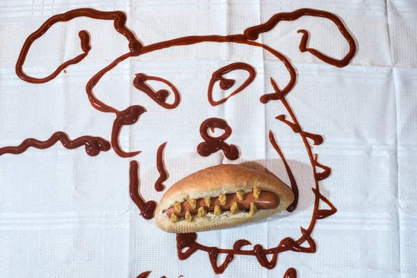 Hot dog sur couverture blanche — Photo