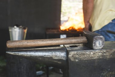 Mengene ve örs forge dükkanda