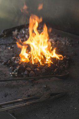 Mengene ve örs forge dükkanda