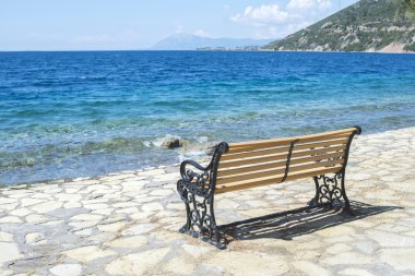 Plaj ve gökyüzü bankta