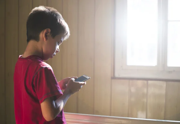 Telefonla oynayan çocuk — Stok fotoğraf
