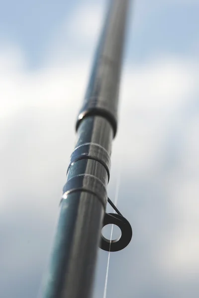 Podrobnosti o háčkem na ryby nad modrá obloha — Stock fotografie