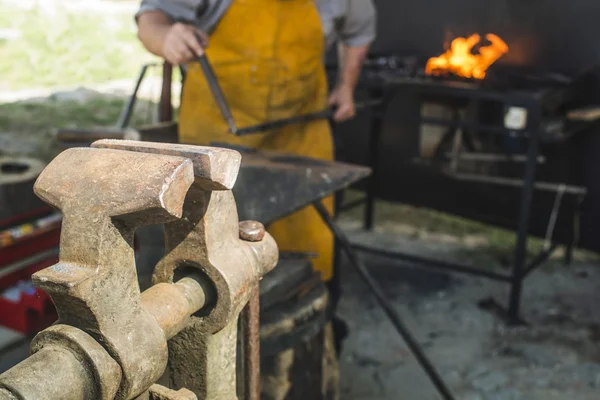 Vise and anvil in forge shop — Stock Photo, Image