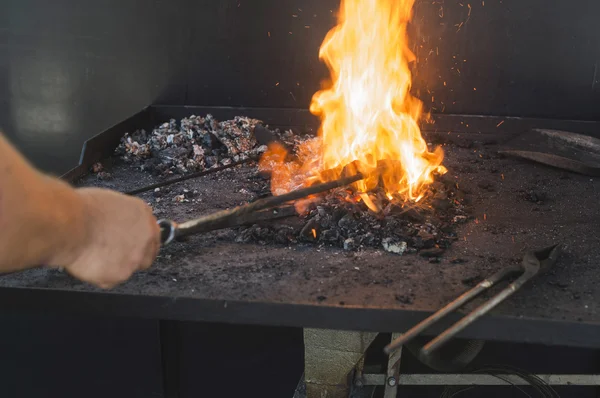 Satu és az üllő forge bolt — Stock Fotó