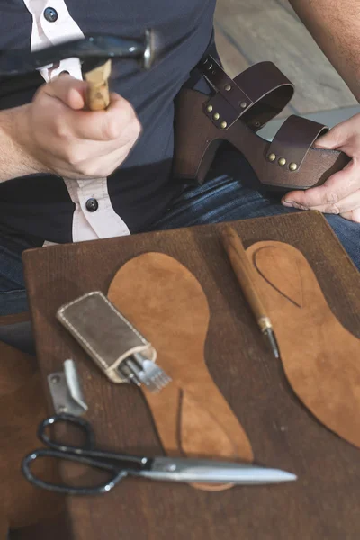 Le mani del calzolaio che fanno scarpe — Foto Stock