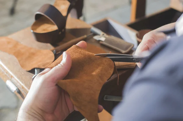 Shoemaker's hands making shoes — Stock Photo, Image