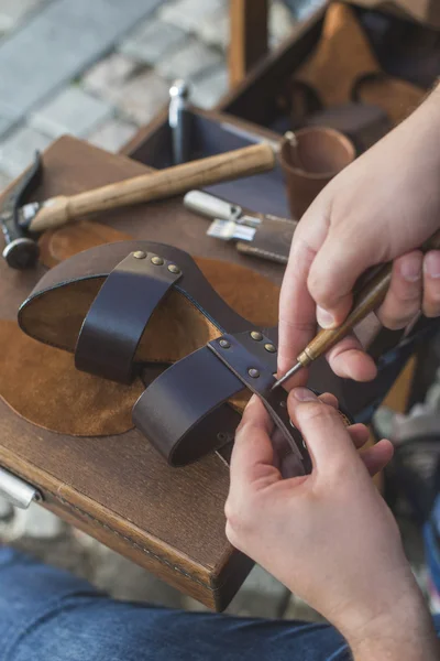 Schuhmacherhände machen Schuhe — Stockfoto