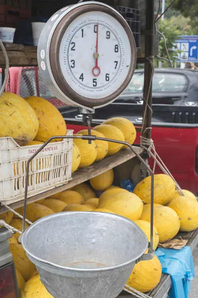 Venda de melões no mercado — Fotografia de Stock