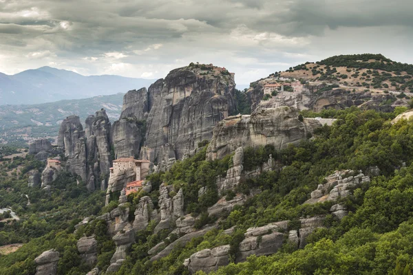 Meteora manastırları rock kuleleri üzerine olduğunu — Stok fotoğraf