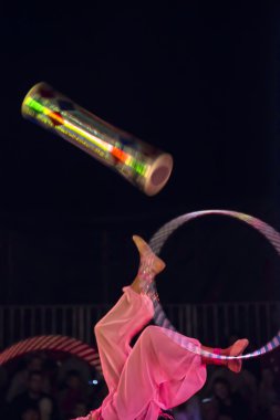 Siyah sirkte hokkabaz