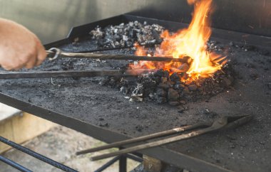 Mengene ve örs forge dükkanda