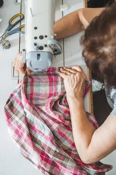 Woman sew on sewing machine — Stock Photo, Image
