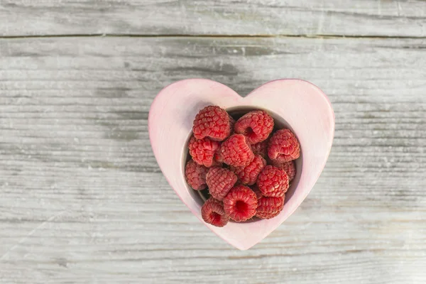 Himbeeren in Schale auf Holz — Stockfoto