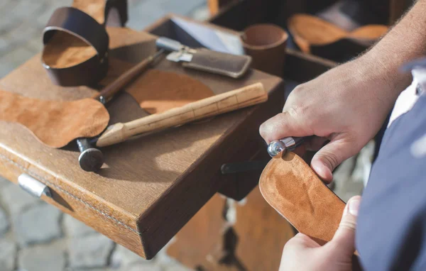 Shoemaker making shoes — Stock Photo, Image