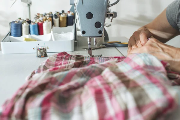 Mann benutzt Nähmaschine — Stockfoto