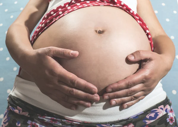 Mulher grávida mostrando sua barriga — Fotografia de Stock