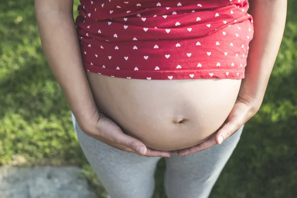 Έγκυος γυναίκα δείχνει την κοιλιά — Φωτογραφία Αρχείου