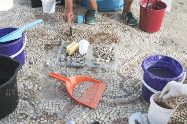 Arkeologlar eserler mozaik kurtarma