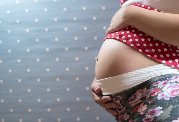 Mulher grávida mostra sua barriga — Fotografia de Stock