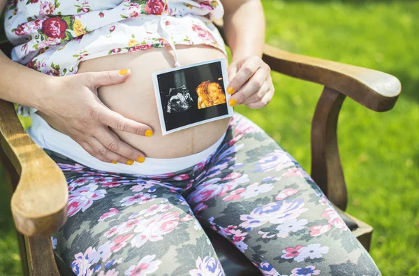 Zwangere vrouw met afbeelding van schoot — Stockfoto