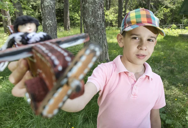 Vhodné dítě s dřevěným letadlem — Stock fotografie