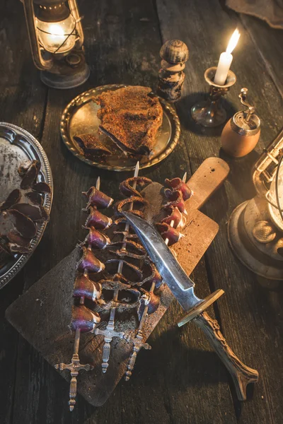 Gedroogde vlees op houten tafel — Stockfoto