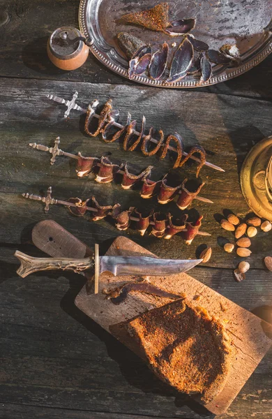 Gedroogde vlees op houten tafel — Stockfoto