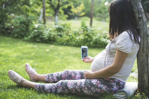 Έγκυος γυναίκα με smartphone — Φωτογραφία Αρχείου