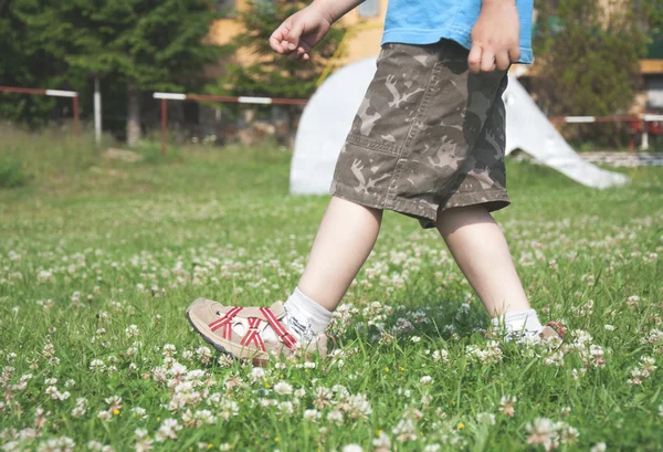 Enfant marchant sur la prairie — Photo