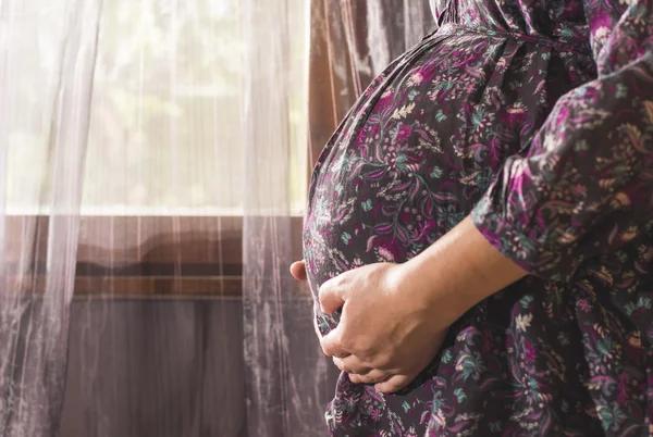 Zwangere vrouw in de buurt van venster — Stockfoto