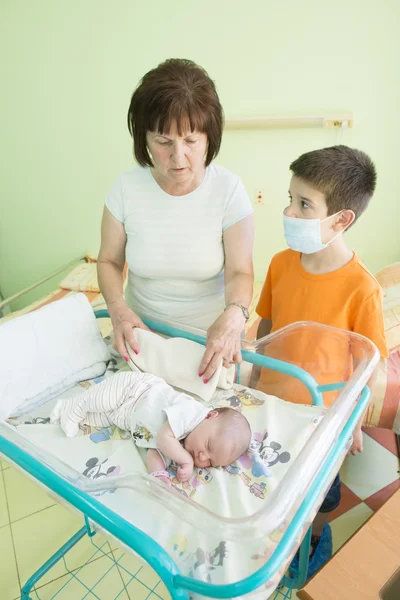 Newborn baby in hospital — Stock Photo, Image