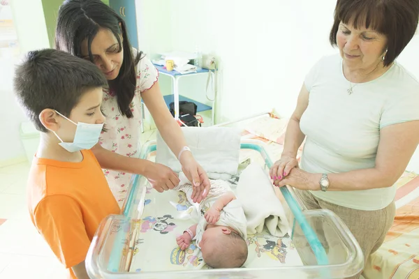 Bebé recién nacido en el hospital —  Fotos de Stock