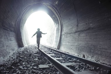 Çocuk demiryolu tünelinde yürüyor
